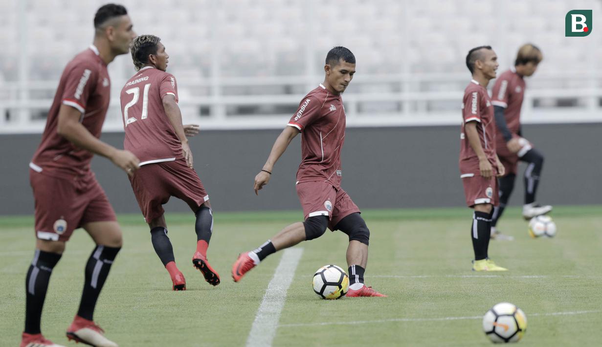 Striker Persija Jakarta, Rudi Widodo, menendang bola saat latihan jelang laga perdana Liga 1 di SUGBK, Jakarta, Kamis (22/3/2018). Persija akan berhadapan dengan Bhayangkara FC. (Bola.com/M Iqbal Ichsan)