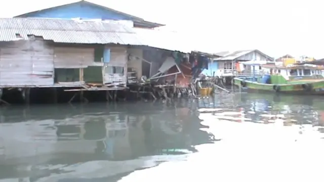 Sejumlah desa di Lampung Selatan porak poranda diterjang tsunami. Berikut penuturan korban saat gelombang tinggi menghantam pantai.