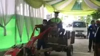 Wisuda naik traktor (Facebook/Info Wong Tulungagung)