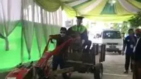 Ora Umum, Wisudawan Ini Hadiri Wisuda Drive Thru Menggunakan Traktor