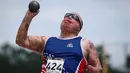 Semangat Sersan Israel Del Toro Jr. saat melakukan lemparan tolak peluru saat bersaing dalam Olimpiade Invictus di Orlando, Florida, AS (10/5). (REUTERS / Carlo Allegri)