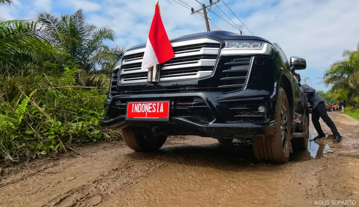 Jokowi tampak tiba di Jalan Gunting Saga dengan menggunakan mobil kepresidenan berpelat nomor Indonesia-1. Mobil Jokowi melaju dengan pelan-pelan. (FOTO: Dok. Agus Suparto/Biro Pers Kepresidenan)