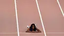 Sprinter Amerika Serikat, English Gardner berada di trek balap saat mengalami cedera dalam semifinal 100 meter putri Kejuaraan Atletik Dunia di Doha, Qatar, Minggu (29/9/2019). Peraih medali emas olimpiade tersebut mengalami cedera hamstring. (AP Photo/Martin Meissner)