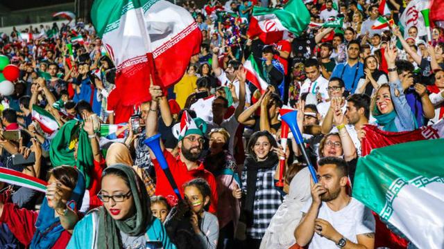 Untuk pertama kalinya setelah 38 tahun Pemerintah Iran memperbolehkan para wanita untuk menonton sepak bola di stadion.