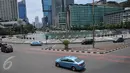 Sejumlah kendaraan melintasi kawasan Bundaran HI, Jakarta, Kamis (24/12). Suasana libur panjang yang dimulai hari ini hingga beberapa hari kedepan membuat sejumlah ruas jalan di kawasan Jakarta dan sekitarnya lengang. (Liputan6.com/Gempur M Surya)