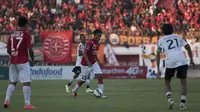 Pemain Bali United, Bayu Gatra mengontrol bola pada laga Piala Presiden melawan Persija di Stadion I Wayan Dipta, Bali, Minggu (30/8/2015). (Bola.com/Vitalis Yogi Trisna)