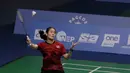 Pebulutangkis Thailand, Busanan Ongbumrungpan, berusaha mengembalikan kok saat melawan Fitriani pada final beregu putri SEA Games 2019 di Muntinlupa Sports Complex, Manila, Selasa (3/12). Kalah 1-3, Indonesia hanya meraih perak. (Bola.com/M Iqbal Ichsan)