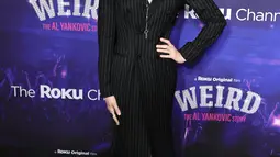 Evan Rachel Wood berpose saat menghadiri pemutaran perdana film "Weird: The Al Yankovic Story" di Alamo Drafthouse Cinema Downtown Brooklyn di New York pada Selasa, 1 November 2022. Bintang Westworld itu melengkapi penampilannya dengan kalung salib perak dan dua rantai lainnya. (Theo Wargo/Getty Images/AFP)