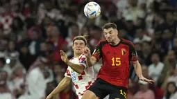 Pemain Belgia, Thomas Meunier (kanan) berebut bola dengan pemain Kroasia, Borna Sosa saat matchday ketiga Grup F Piala Dunia 2022 yang berlangsung di Ahmad Bin Ali Stadium, Kamis (01/12/2022). (AP/Francisco Seco)