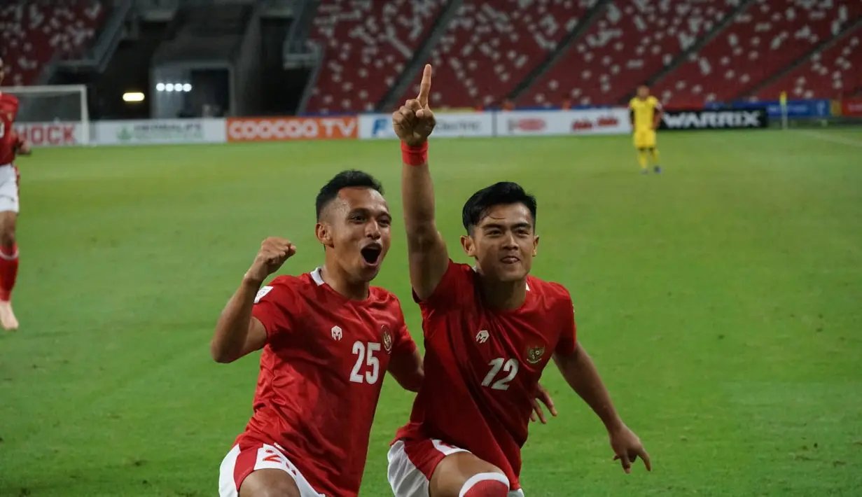Bek Timnas Indonesia, Pratama Arhan berselebrasi usai mencetak gol ke gawang timnas Malaysia pada laga Grup B Piala AFF 2020 di Stadion Nasional Singapura, Minggu (19/12/2021). timnas Indonesia menaklukkan Malaysia 4-1. (Foto:Dok PSSI)