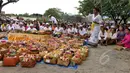 Sejumlah umat Hindu mengikuti upacara Melasti di pantai Dupa, Palu, Sulteng, Kamis (19/3/2015). Ritual ini dilaksanakan untuk penyucian diri menyambut perayaan Hari Raya Nyepi Tahun Baru Saka 1937 pada Sabtu (21/3) mendatang.  (Liputan6.com/Dio Pratama)