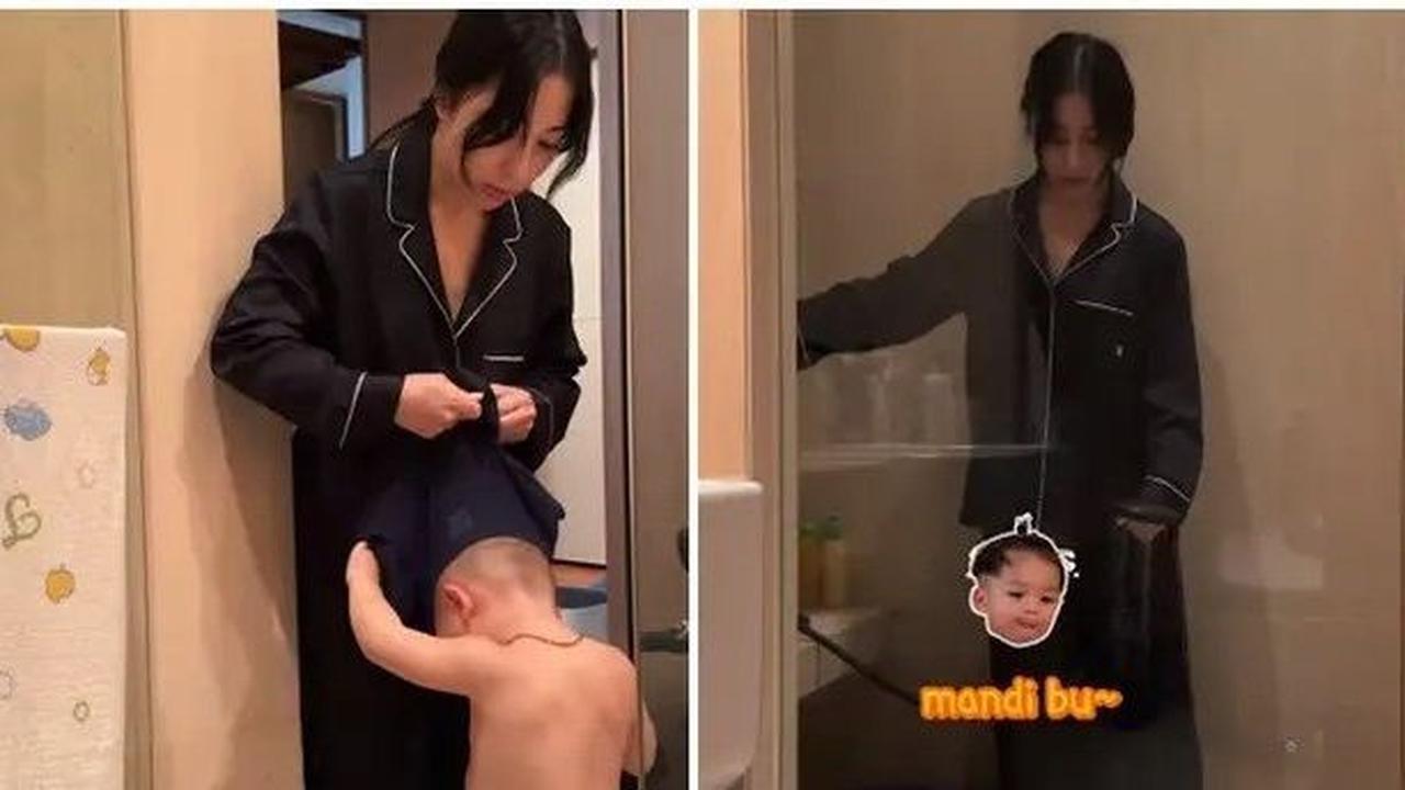 Sibuk mengurus sang anak, Nikita Willy masih mengenakan piyama ketika memandikan Baby Issa.