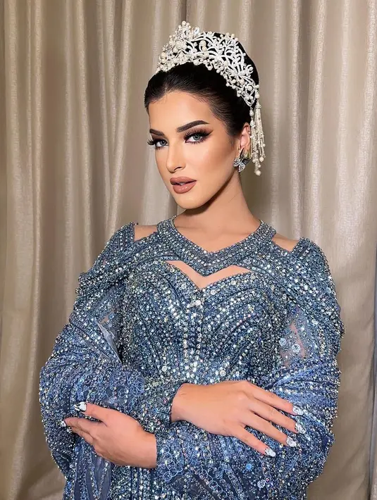 Tasya Farasya mengenakan gaun malam full payet berwarna biru. Gaun ini memiliki sweatheart cutout yang sopan [@tasyafarasya]