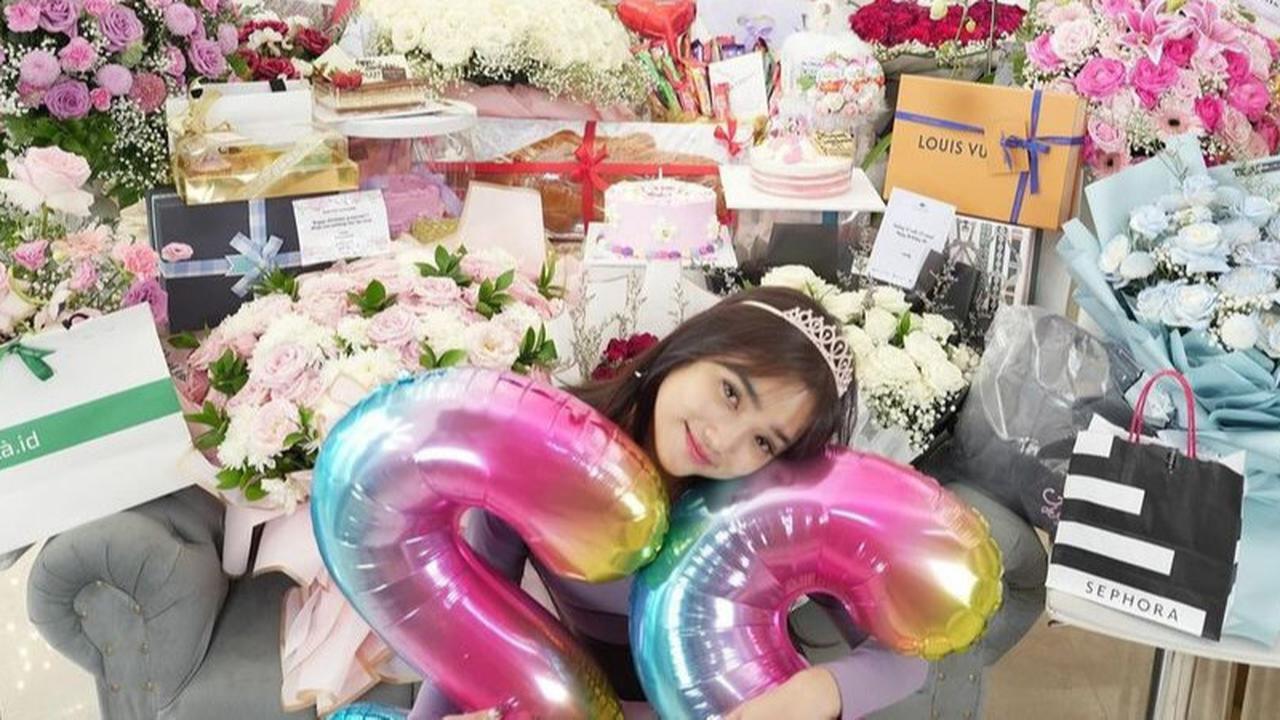 Potret Fuji Dapat Kejutan Ultah Ke-22 dari Keluarga & Bestie, Dapat Kado Super Banyak - Buket Bunga Disorot