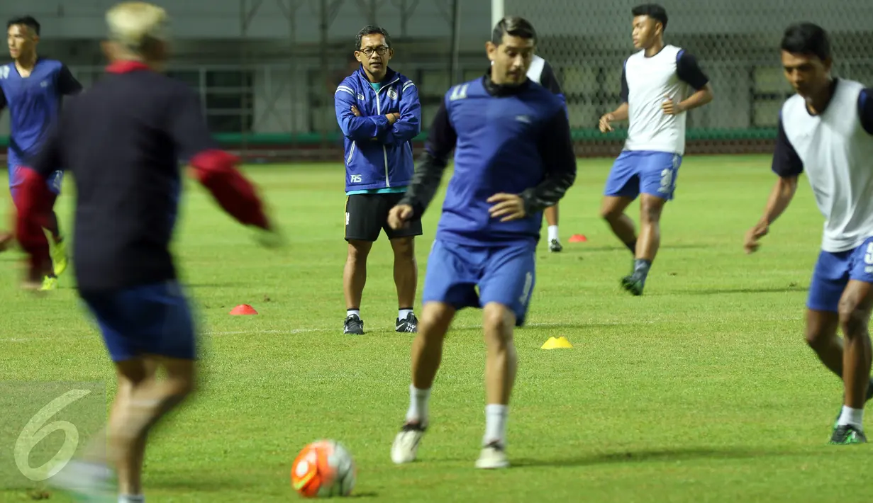 Pelatih Arema FC, Aji Santoso (tengah) mengawasi pemainnya saat latihan jelang final Piala Presiden 2017 di Stadion Pakansari, Kab Bogor, Jumat (10/3). Di final, Arema FC akan berlaga melawan PBFC, Minggu (12/3). (Liputan6.com/Helmi Fithriansyah)