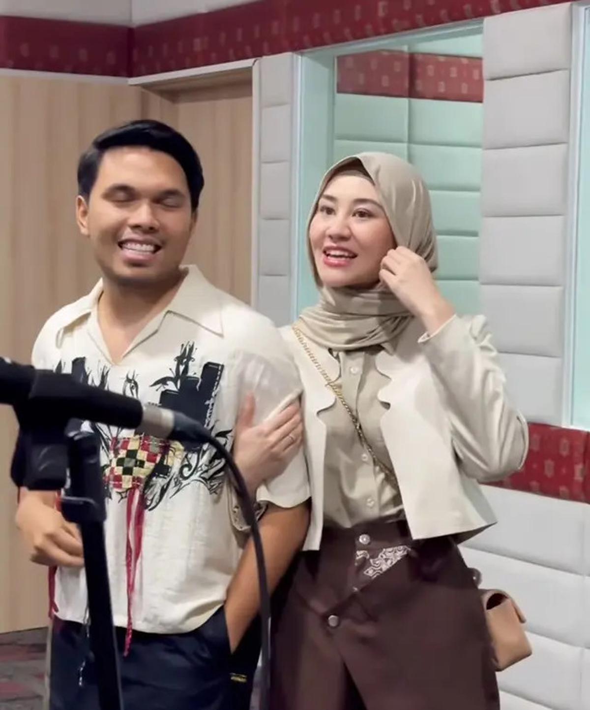 6 Potret Aaliyah Massaid Kenakan Kerudung Tren Meleyot Bersama Thariq Halilintar di Aceh