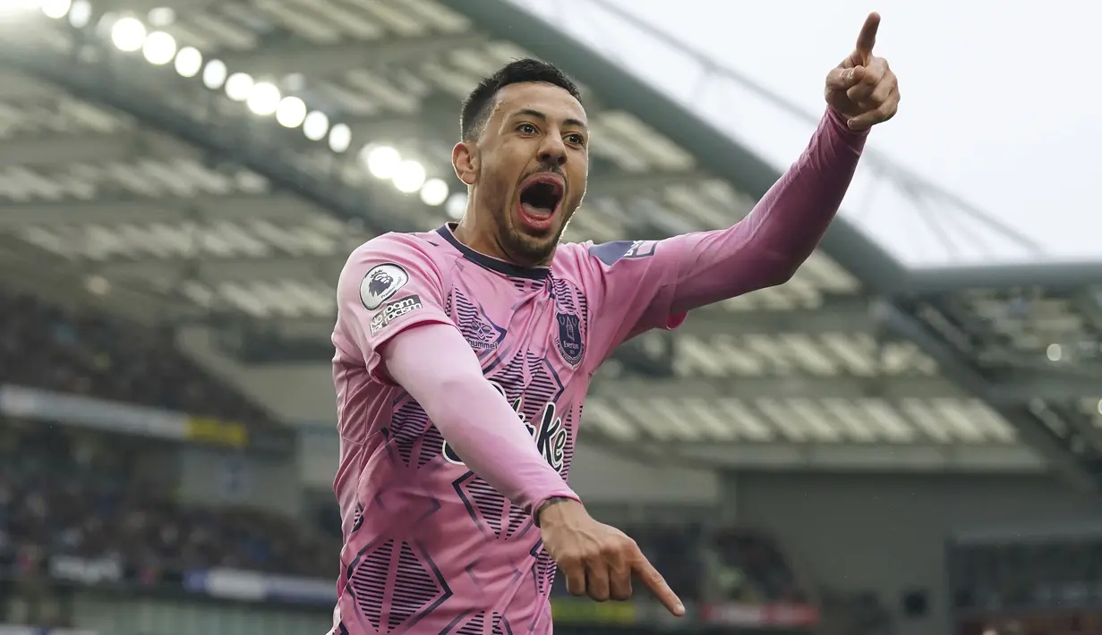 Pemain Everton, Dwight McNeil melakukan selebrasi setelah mencetak gol ke gawang Brighton pada laga pekan ke-35 Liga Inggris 2022/2023 di  American Express Community Stadium, Brighton, Inggris, Selasa (09/05/2023) WIB. The Toffees menang dengan skor 5-1. (AP Photo/PA/Adam Davy)