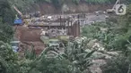 Aktivitas pekerja saat menyelesaikan proyek pembangunan saringan sampah Kali Ciliwung segmen Jalan TB Simatupang, Jakarta, Minggu (12/2/2023). Kepala Dinas Lingkungan Hidup DKI Jakarta Asep Kuswanto mengatakan pengerjaan proyek saringan sampah di Jalan TB Simatupang molor dari target. (merdeka.com/Iqbal S Nugroho)