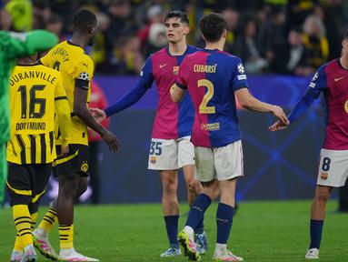 Ekspresi pemain Barcelona, Gerard Martin (tengah) usai pertandingan leg kedua perempat final Liga Champions 2024/2025 melawan BVB Borussia Dortmund di Signal Iduna Park, Dortmund, Jerman, pada 15 April 2025 atau Rabu 15 April 2025 dini hari WIB. (Pau BARRENA/AFP)