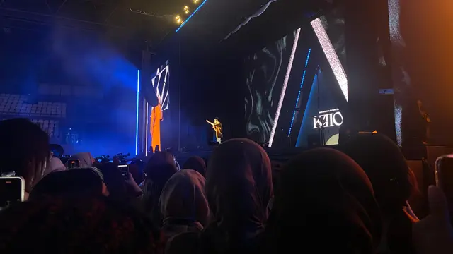 Kai EXO saat sesi soundcheck di Jakarta, Sabtu (14/6/2025). Tampak menyapa penggemar dengan senyum hangat sebelum konser utama dimulai. (Dok: Liputan6/ Siti Naila Adzkhia)