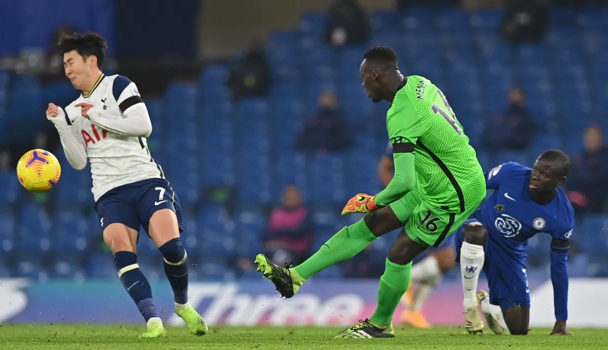 Kiper Chelsea, Edouard Mendy menendang bola menjauh dari penyerang Tottenham Hotspur, Son Heung-Min paada pekan ke-10 Liga Inggris 2020/2021 di Stamford Bridge, Minggu (29/11/2020). Derby London antara Tottenham Hotspur kontra Chelsea berakhir imbang tanpa gol.  (JUSTIN TALLIS/POOL/AFP)