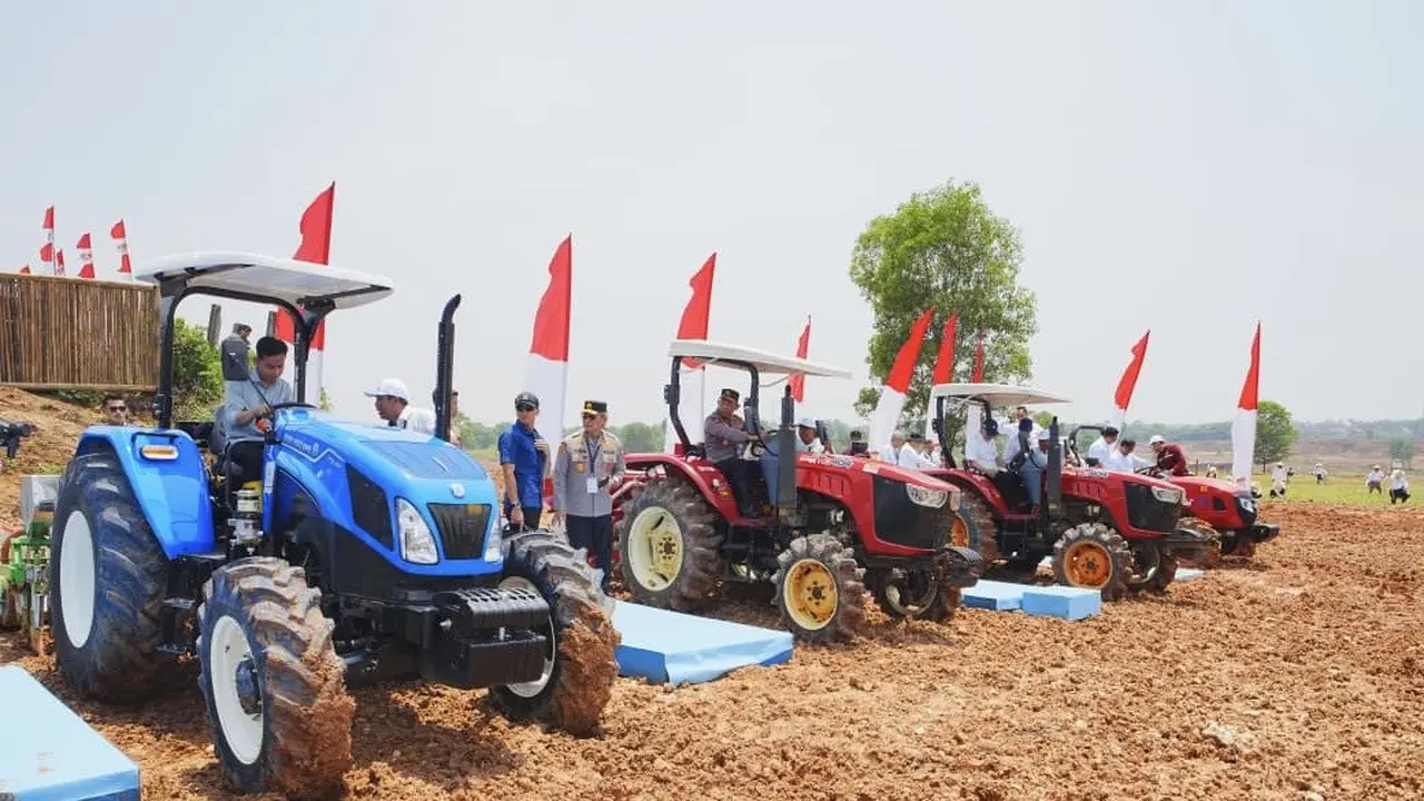 Wakil Presiden Gibran Rakabuming Raka memimpin penanaman jagung serentak kuartal IV Polri dalam rangka mendukung swasembada pangan di Desa Bantar Panjang, Tigaraksa, Kabupaten Tangerang, Banten, Rabu (8/10/2025) (Istimewa)