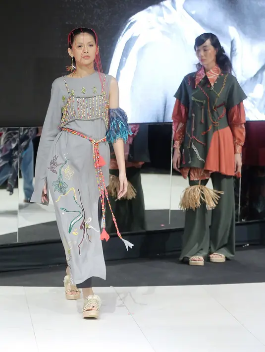 RIKURIKU tampil membawa passion maskulinitas pria Asmat yang memahat kayu to leave their mark on earth, as a legacy and tribute to the ancestors. Terlihat dalam motif kerangka garis-garis floral yang rimbun maupun fauna, seperti lekuk ukiran kayu. [Fimela/Bambang E. Ros]