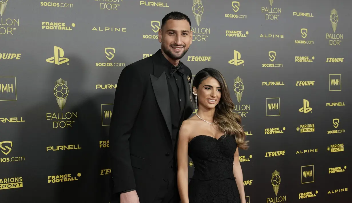Kiper PSG, Gianluigi Donnarumma, kiri, dan istrinya Alessia Elefante tiba untuk upacara Ballon d'Or 2021 di Theater du Chatelet, di Paris, Senin (29/11/2021). (AP Photo /Christophe Ena)