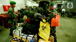 Personel TNI Satgas Bantuan Kemanusiaan WNI di Pulau Sebaru melakukan persiapan di Mako Kolinlamil, Jakarta, Rabu (26/2/2020). Sebanyak 195 personel Komando Tugas Gabungan Terpadu (Kogasgabpad) diperbantukan menangani observasi 188 WNI dari ABK World Dream di Pulau Sebaru. (merdeka.com/Imam Buhori)