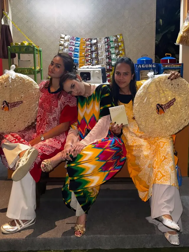 Kedua kakak ipar Mahalini keenakan daster saat Mahalini Dapat Kejutan Ulang Tahun ke-26. [@dionraharja]