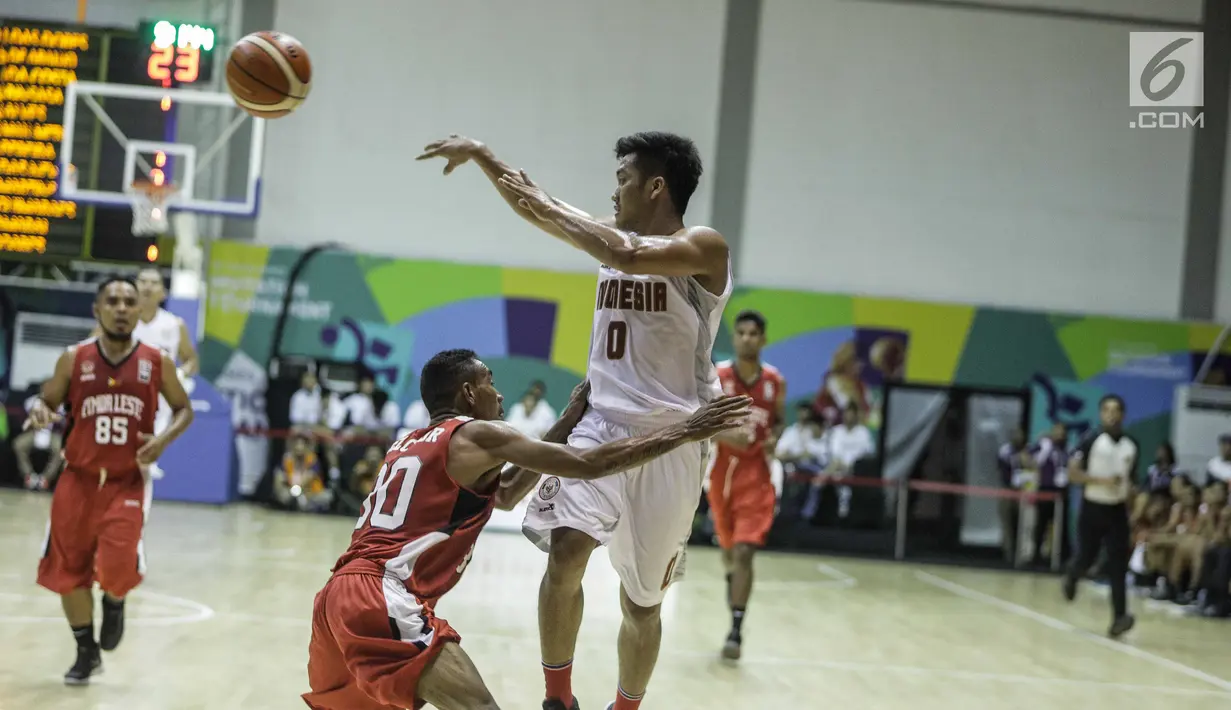 Pebasket putra Indonesia Pamungkas Respati Ragil memberikan bola saat melawan Timor Leste dalam kualifikasi 18th Asian Games Invitation Tournament di Hall Basket Senayan, Jakarta, Kamis (8/2). (Liputan6.com/Faizal Fanani)