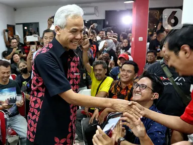Bakal Calon Presiden (Bacapres) dari PDI Perjuangan, Ganjar Pranowo menyalami pendukungnya di Graha Pena 98, Jakarta, Kamis (21/9/2023). (Liputan6.com/Angga Yuniar)