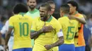 Bek Brasil, Dani Alves, melakukan selebrasi usai menaklukkan Argentina pada laga Copa America 2019 di Stadion Mineirao,  Rabu (3/7). Brasil menang 2-0 atas Argentina. (AP/Victor R. Caivano)