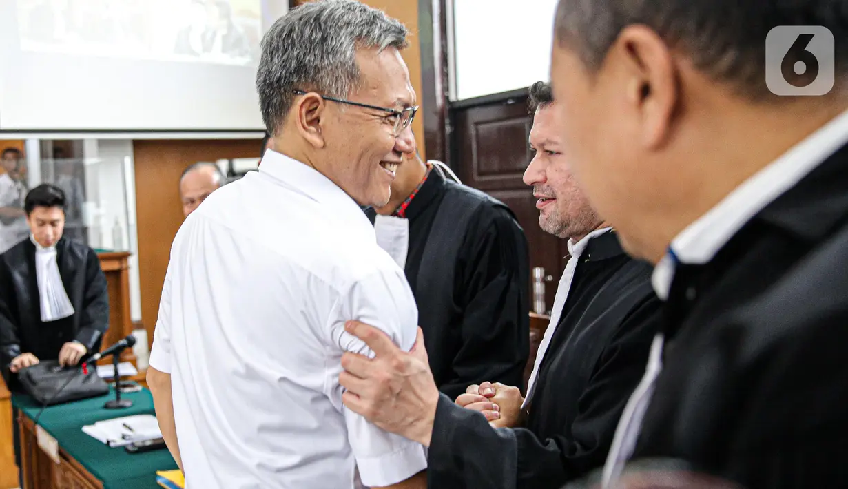Terdakwa Agus Nurpatria tersenyum saat berjabat tangan dengan kuasa hukum usai menjalani sidang perdana di PN Jakarta Rabu (19/10/2022). Agus Nurpatria menyalami kuasa hukum dengan penuh senyuman usai menjalani sidang dengan agenda pembacaan surat dakwaan kasus obstruction of justice atau perintangan proses penyidikan terkait perkara dugaan pembunuhan berencana terhadap Nofriansyah Yosua Hutabarat atau Brigadir J. (Liputan6.com/Faizal Fanani)