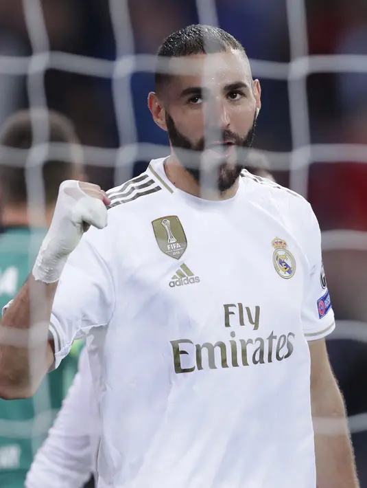 Penyerang Real Madrid, Karim Benzema berselebrasi setelah mencetak gol ke gawang Galatasaray pada pertandingan Grup A Liga Champions di stadion Santiago Bernabeu, Spanyol (6/11/2019). Rodrygo mencetak dua gol dipertandingan ini dan mengantar Madrid menang 6-0. (AP Photo/Manu Fernandez)