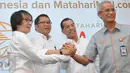 CEO MatahariMall.com Hadi Wenas,  Menkominfo Rudiantara, Chairman MatahariMall.com Emirsyah Satar, Direktur Utama PT Pos Indonesia Gilarsi WS (ki-ka) bersalaman usai penandatanganan MOU di Jakarta, (7/12). (Liputan6.com/Gempur M Surya)