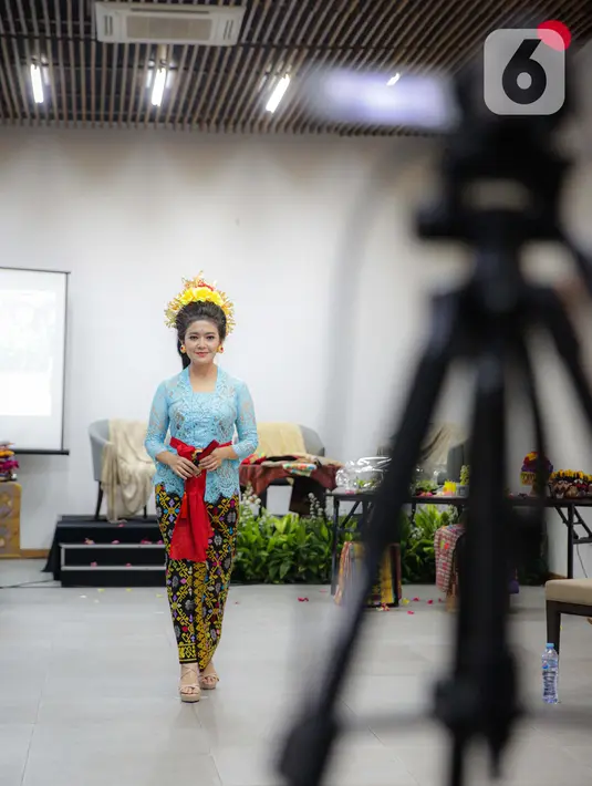 Anggota Perempuan Pelestari Budaya Indonesia mengenakan kebaya Bali dalam Fashion Show Virtual di Jakarta, Sabtu (21/11/2020). Acara fashion show serta penampilan tari Bali tersebut bertemakan #BalikemBali. (Liputan6.com/Faizal Fanani)