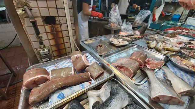 Pasar Makanan Laut Ini Jual Belut Raksasa, Ukurannya Bikin Melongo
