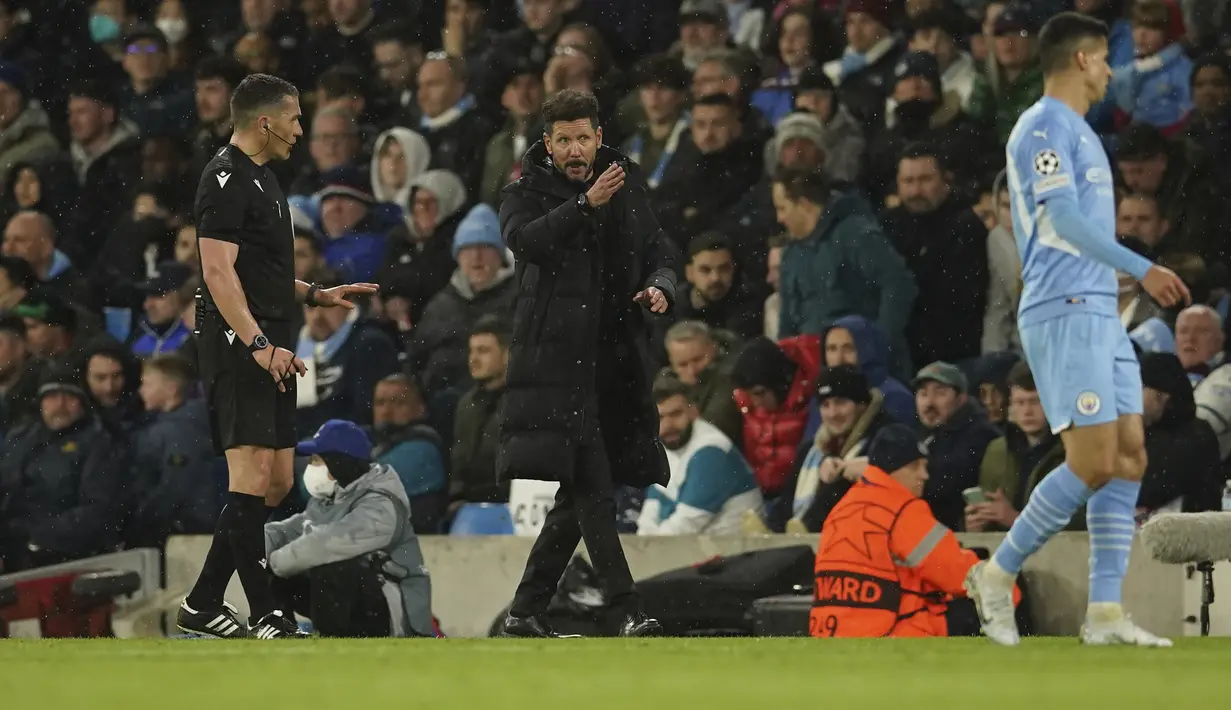 Pelatih Atletico Madrid, Diego Simeone berdebat dengan wasit Istvan Kovacs saat bertanding melawan Manchester City pada pertandingan leg pertama perempat final Liga Champions di Stadion Etihad, di Manchester, Rabu (6/4/2022). City menang tipis atas Atletico Madrid 1-0.   (AP Photo/Dave Thompson)