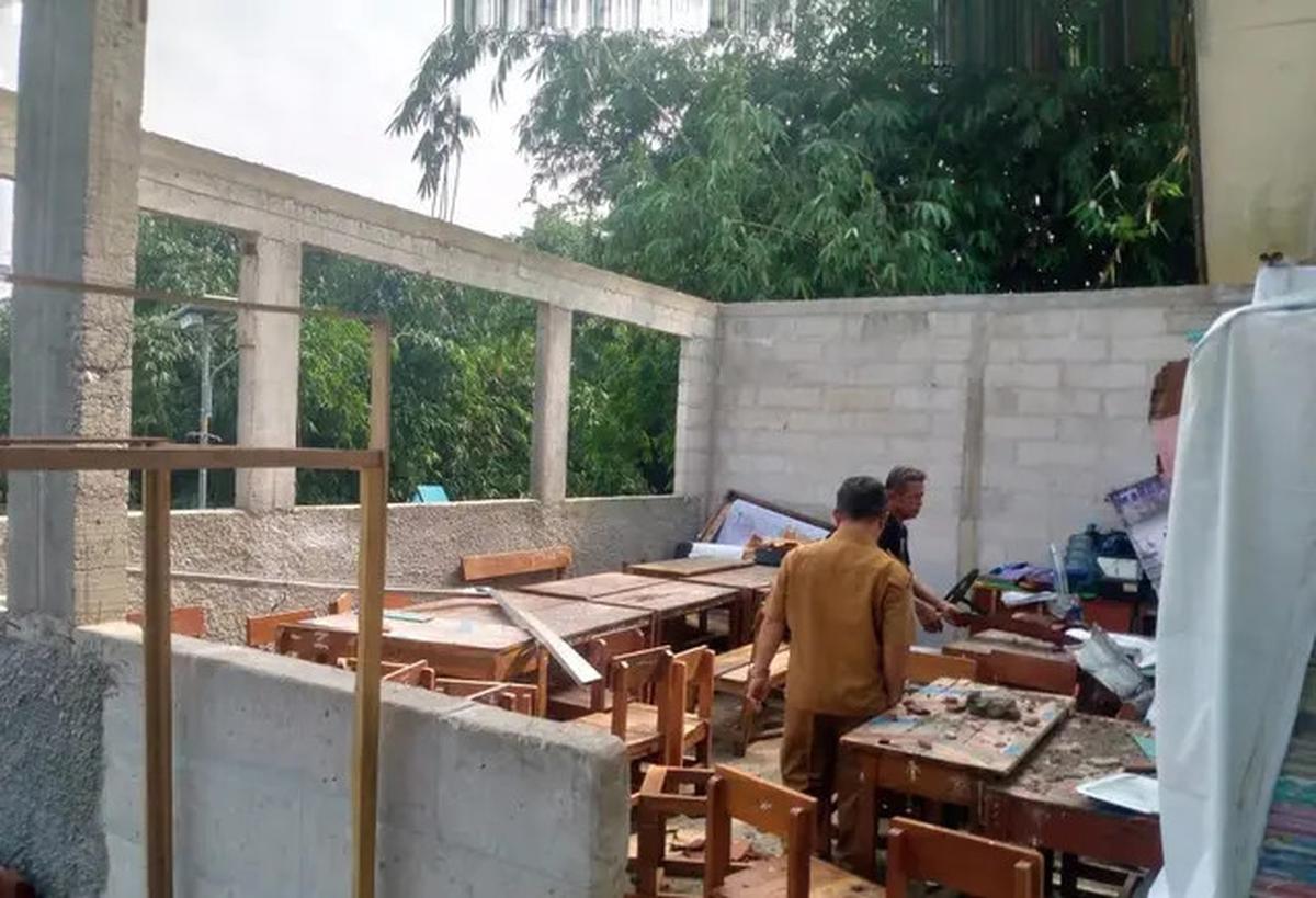 Diterpa Angin Kencang, Atap SD di Dramaga Bogor Ambruk