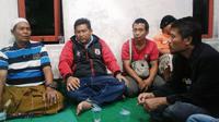 Ketua Umum Persewangi, Hari Wijaya (jaket hitam) ketika bertamu ke rumah duka saat acara tahlilan tiga hari meninggalnya almarhum Sukarno Andi Wijaya. (Bola.com/Robby Firly)