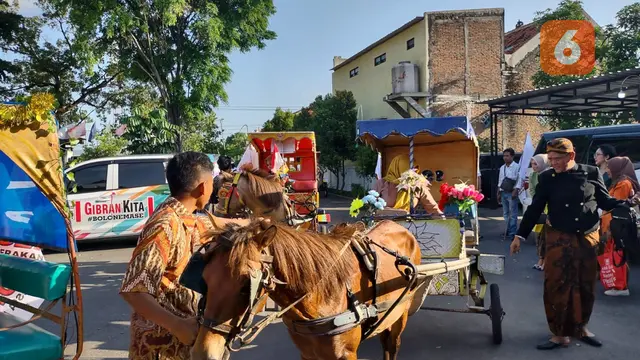 Daftar ke KPU Naik bendi, Bacaleg Gerindra Pakai Baju Adat Jawa Lengkap