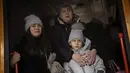 Reaksi seorang wanita dengan putrinya dan ibunya ketika mengucapkan selamat tinggal kepada suaminya saat naik kereta menuju Lviv di stasiun Kiev, 3 Maret 2022. Sejumlah keluarga terpaksa terpisah, dengan mayoritas pria tetap tinggal di Ukraina mempertahankan negaranya. (AP Photo/Emilio Morenatti)
