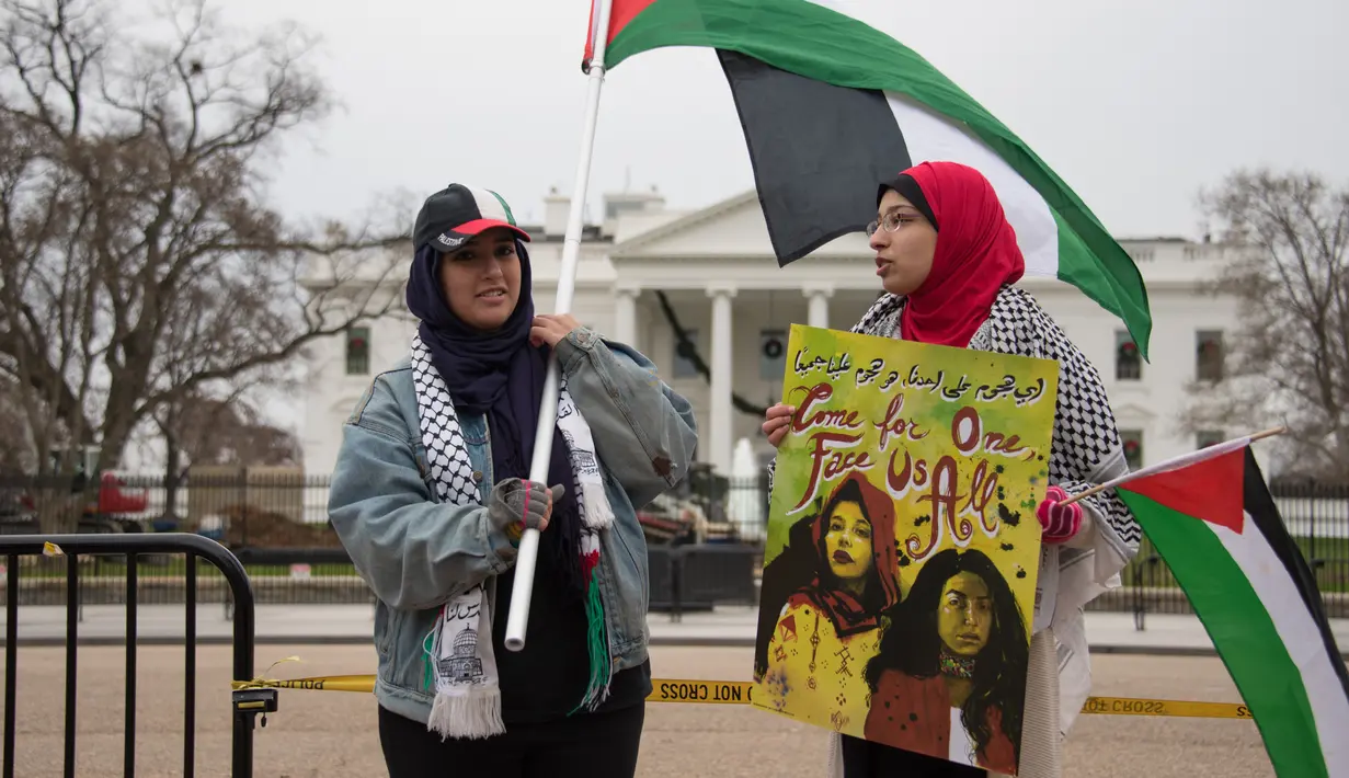 Muslim Amerika Serikat (AS) menggelar aksi protes seusai Salat Jumat berjamaah di depan Gedung Putih, Washington DC, Jumat (8/12). Mereka juga membawa poster yang isinya mengecam pendudukan Israel atas Yerusalem Timur dan Tepi Barat. (mari matsuri / AFP)