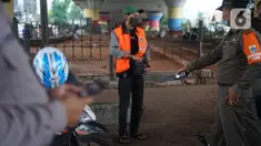 Petugas menghukum warga pelanggar Operasi Yustisi Pencegahan Covid-19 di kawasan Kampung Melayu, Jakarta Timur, Senin (16/11/2020). Operasi tersebut digelar guna menyadarkan masyarakat akan pentingnya penggunaan masker di tengah pandemi Covid-19. (Liputan6.com/Immanuel Antonius)