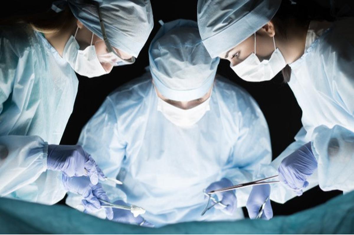 Gambar Ilustrasi Dokter Sedang Melakukan Operasi Caesar