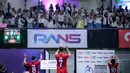 Para penonron memberikan tepuk tangan untuk para pemain Red Rocket setelah memenangkan laga futsal Turnamen Olahraga Indonesia (TOSI) Season 3  melawan Golden Arrow yang berlangsung di Indomilk Arena, Tangerang, Sabtu (12/10/2024). (Bola.com/Bagaskara Lazuardi)
