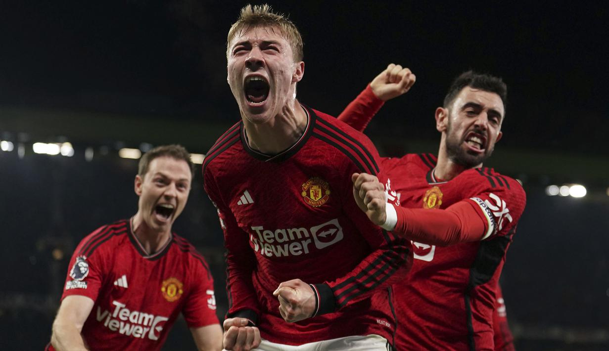 Striker asal Denmark, Rasmus Hojlund baru saja membuka keran golnya bersama Manchester United di Premier League 2023/2024 pada laga pekan ke-15 saat menang 3-2 atas Aston Villa, Rabu (27/12/2023) dini hari WIB. Ia bergabung dengan sejumlah pesepak bola Denmark yang mampu mencetak gol di Premier League Liga Inggris. Berikut ini daftar 5 pesepak bola Denmark dengan jumlah gol terbanyak di Premier League Liga Inggris hingga kini. (PA via AP Photo/Martin Rickett)