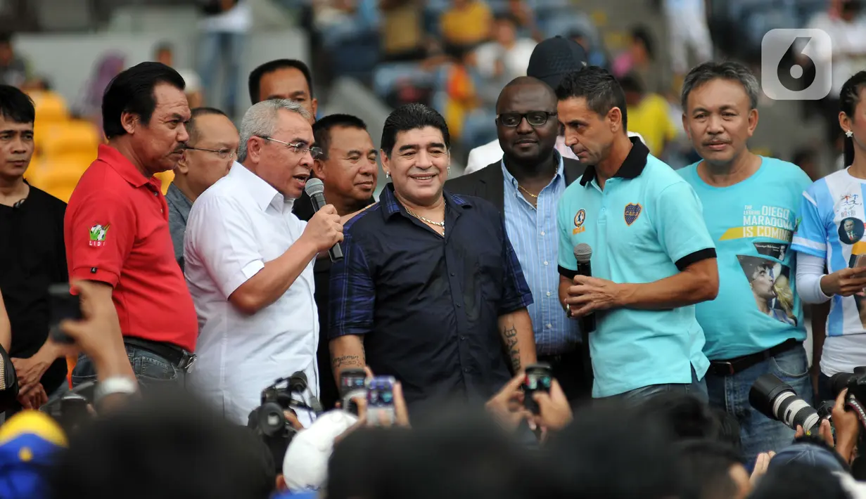 Legenda sepak bola Argentina Diego Maradona (tengah) menyapa penggemarnya saat datang ke Stadion Gelora Bung Karno (GBK), Senayan, Jakarta, Sabtu (29/6/2013). Sejak pensiun pada 1997, Maradona kerap mengalami masalah kesehatan. (Liputan6.com/Helmi Fithriansyah)