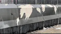 Demo di Gedung DPR, Beton di Depan Gerbang Utama Berlumur Oli
